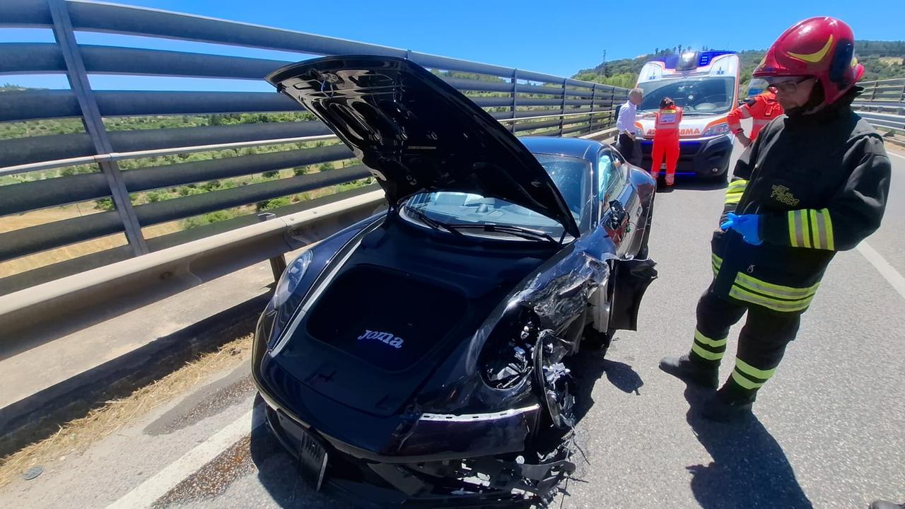 Sassari, spaventoso frontale tra due auto: dopo lo schianto il semiasse finisce su un’altra vettura, due feriti
