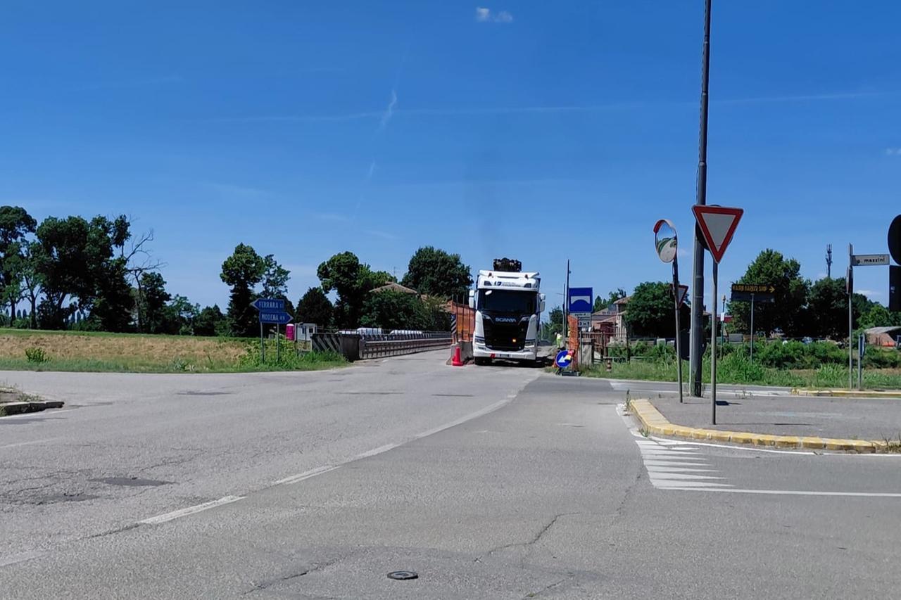 Sant’Agostino, critiche al senso unico sul ponte: «Rischiamo di chiudere»