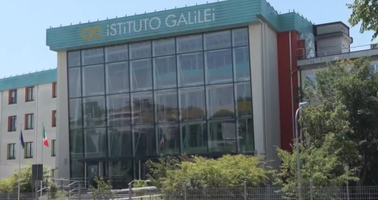 Gli punta la pistola in testa, studente choc al prof: «Dammi le sigarette o sparo»