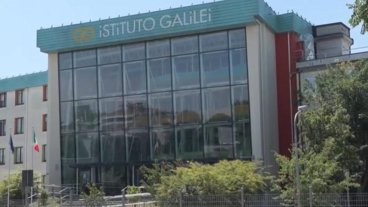 Gli punta la pistola in testa, studente choc al prof: «Dammi le sigarette o sparo»
