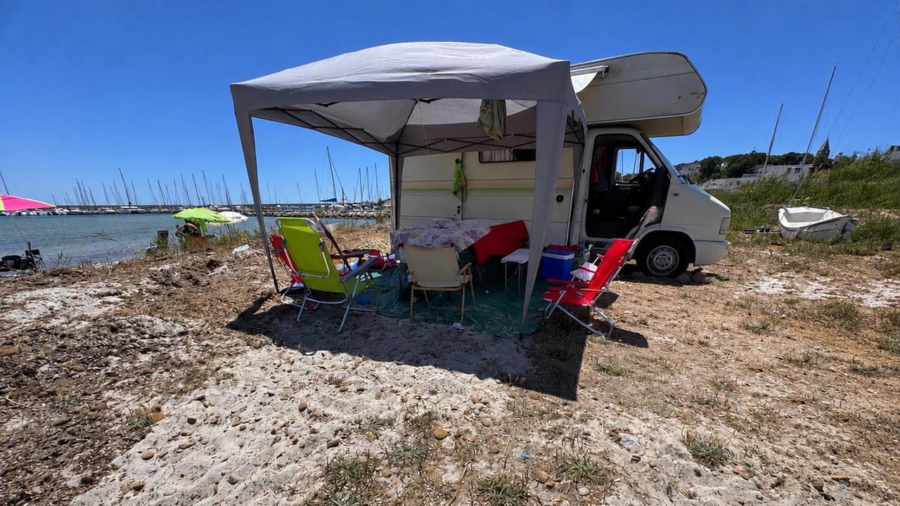 Estate cafona ad Alghero, famiglia sassarese arriva in spiaggia col camper e si accampa: scatta la multa