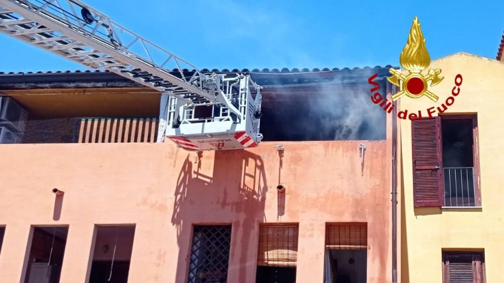 Olbia, appartamento in fiamme: momenti di paura in un condominio