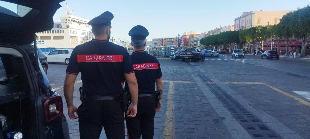 Gli ruba l’auto e si imbarca sul traghetto, ma il proprietario lo vede e chiama i carabinieri: arrestato