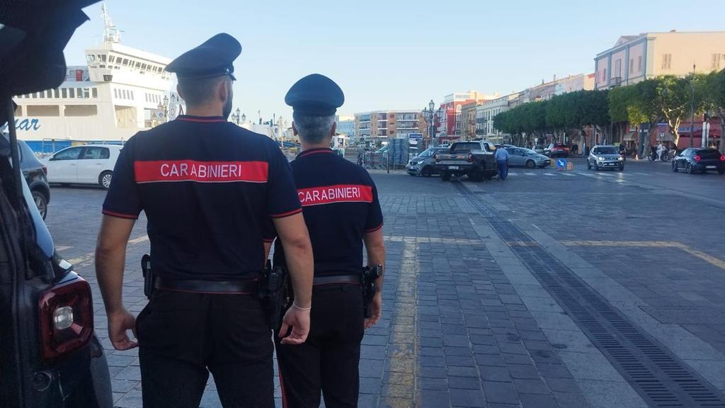 Gli ruba l’auto e si imbarca sul traghetto, ma il proprietario lo vede e chiama i carabinieri: arrestato