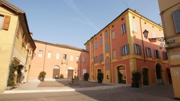 Famiglia palestinese accolta a Nonantola, scatta l’odio sui social. Il Comune: «Basta, è inaccettabile»