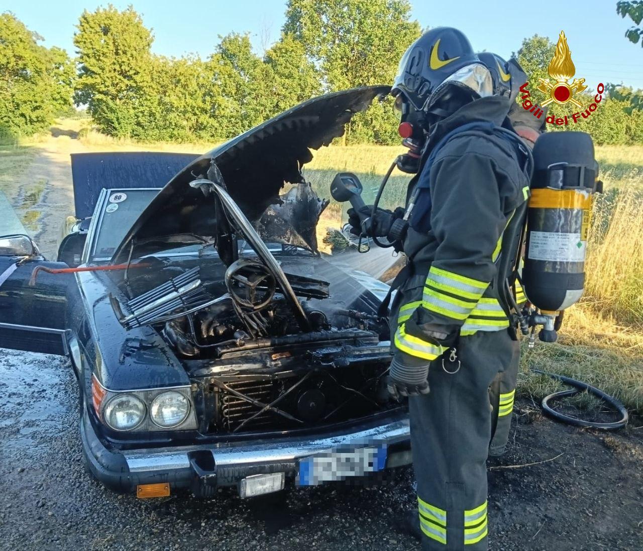 Va a fuoco l’auto d’epoca con lo sposo: alle nozze arrivano i pompieri