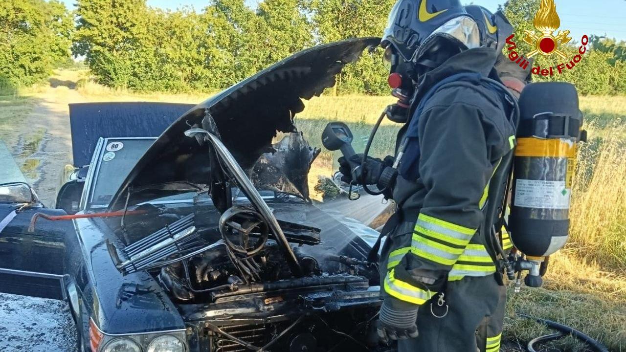 Va a fuoco l’auto d’epoca con lo sposo: alle nozze arrivano i pompieri