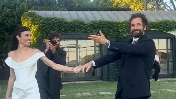 Tommaso Paradiso e Carolina Sansoni hanno detto sì: tutti i dettagli del romantico matrimonio