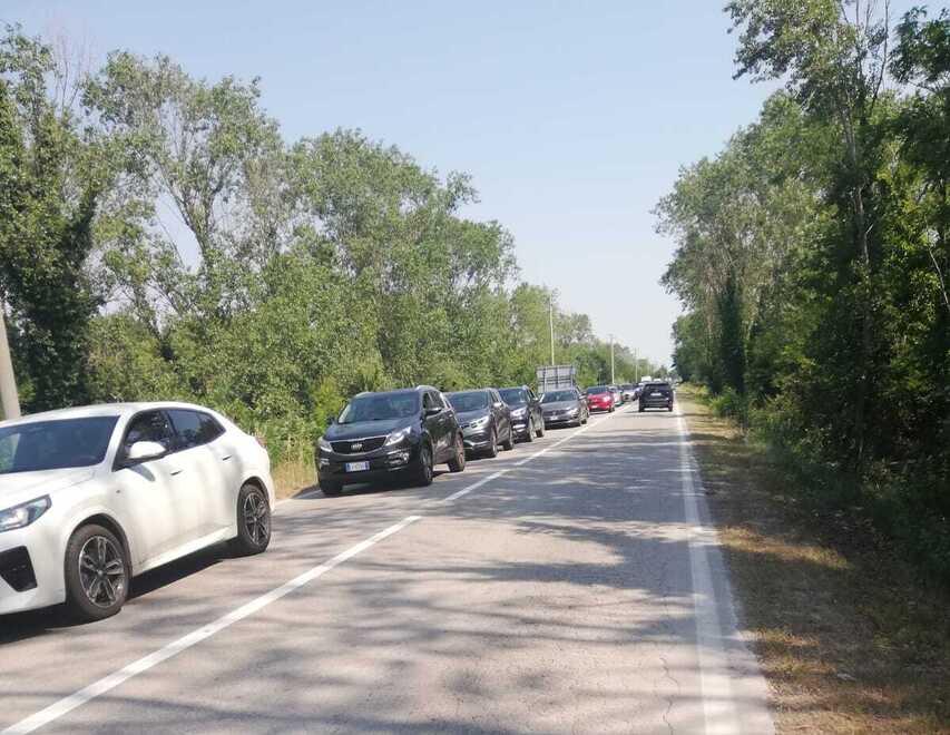 Via Genova chiusa ed è il caos: lunghe code a Porto Garibaldi