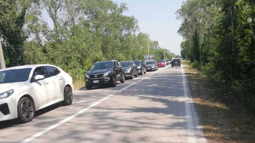 Via Genova chiusa ed è il caos: lunghe code a Porto Garibaldi