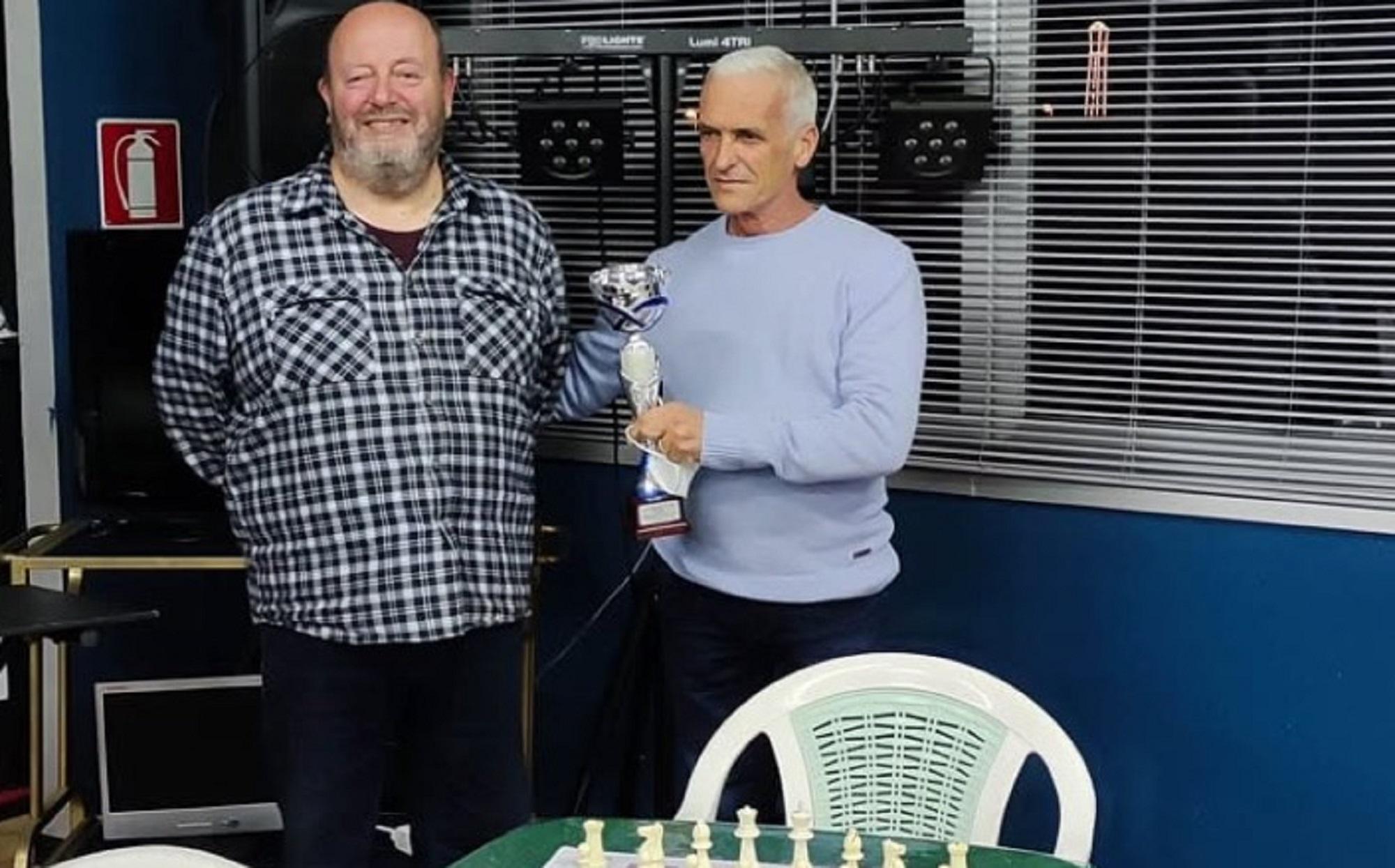 Ymer Vrami premiato dall'ex presidente del circolo di Cecina, Stefano Giuntoli