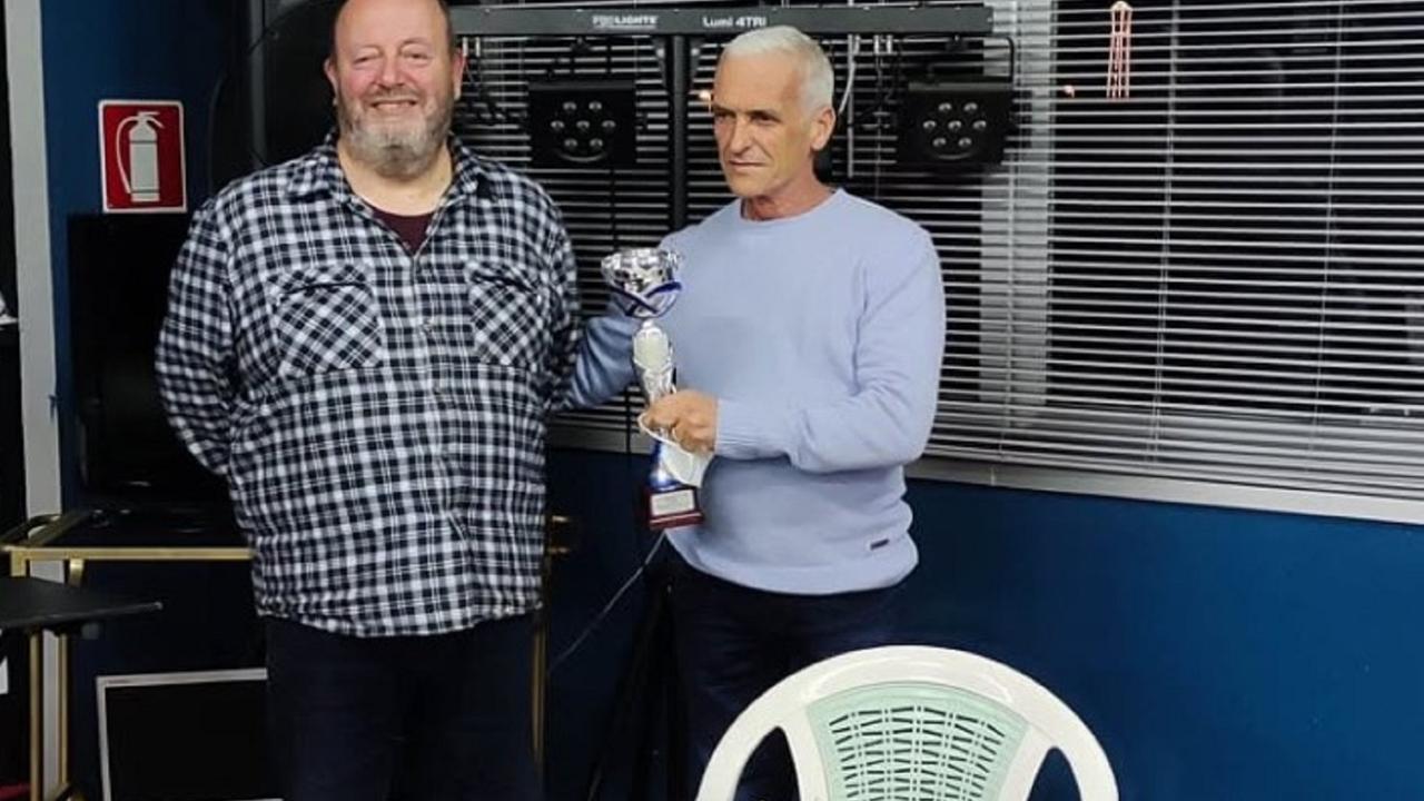 Ymer Vrami premiato dall'ex presidente del circolo di Cecina, Stefano Giuntoli