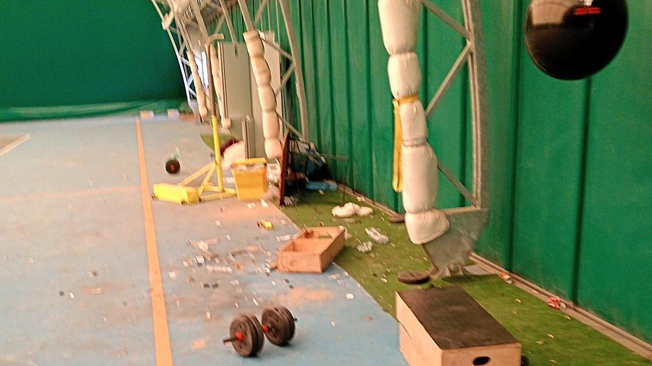 Vandali e degrado a San Pantaleo: il campo sportivo è terra di nessuno