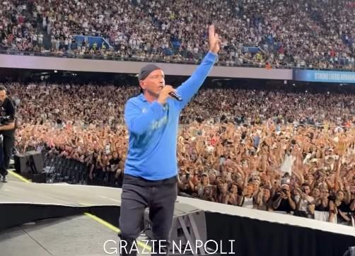 L’omaggio a Pino Daniele, il duetto con Gigi D’Alessio e la maglia numero 10: Eros Ramazzotti conquista Napoli