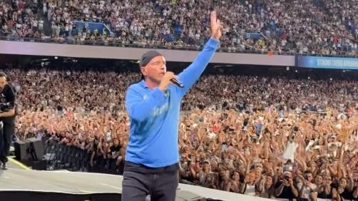 L’omaggio a Pino Daniele, il duetto con Gigi D’Alessio e la maglia numero 10: Eros Ramazzotti conquista Napoli