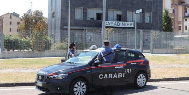 Sassi contro le auto in sosta e i carabinieri: arrestato. Cosa è successo davanti al supermercato di Casalgrande