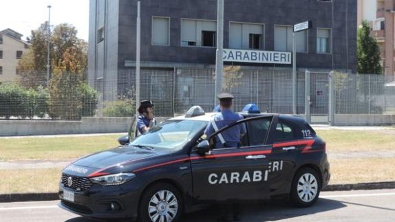 Sassi contro le auto in sosta e i carabinieri: arrestato. Cosa è successo davanti al supermercato di Casalgrande