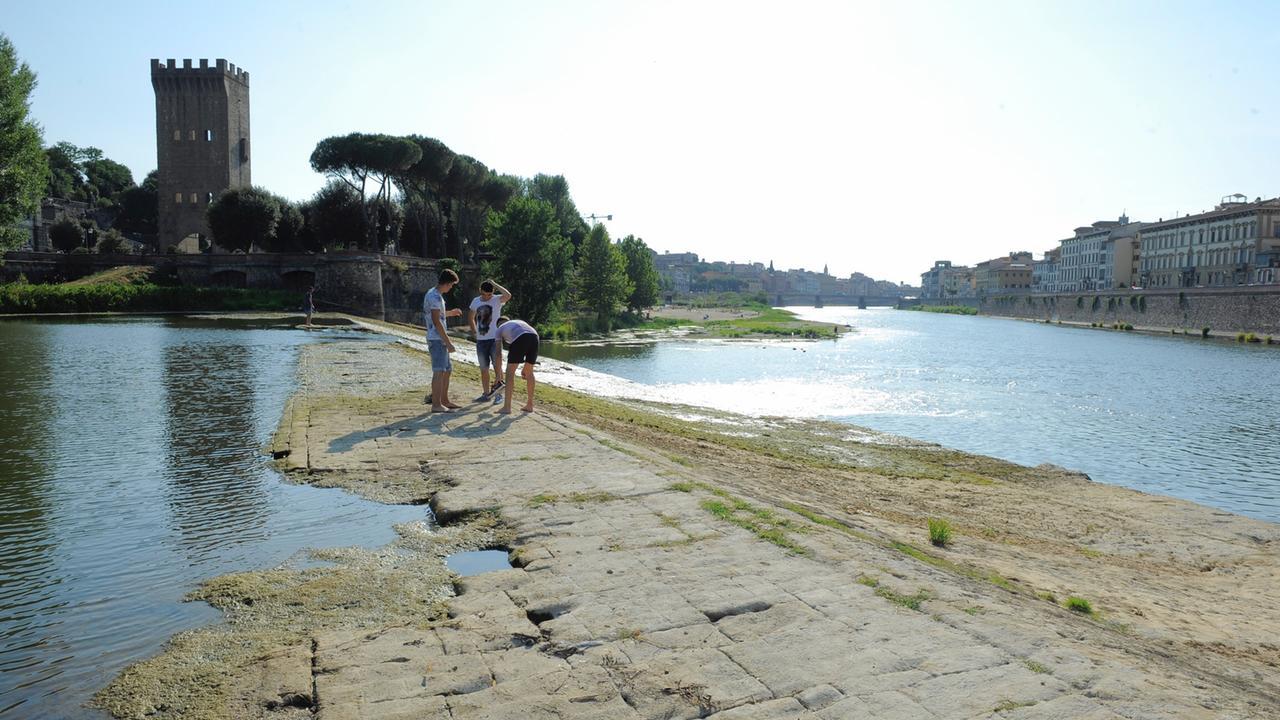 Firenze, il mistero dell’Arno che si svuota in una notte: portata giù del 30%