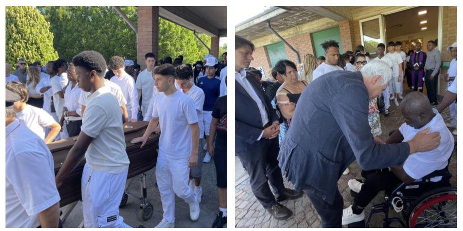 Morto a 14 anni nel Crostolo, i compagni di calcio scortano la bara al funerale. L’abbraccio del sindaco al padre in carrozzina