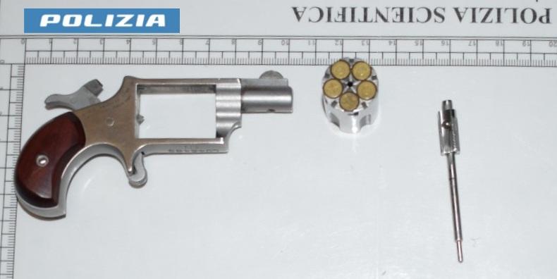 Tiene in casa un mini revolver calibro 22: arrestato 63enne