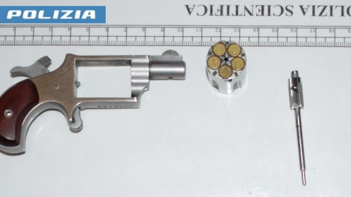 Tiene in casa un mini revolver calibro 22: arrestato 63enne