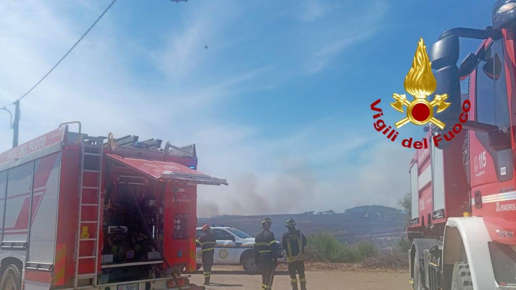 L'interevento dei Vigili del fuoco in uno dei roghi