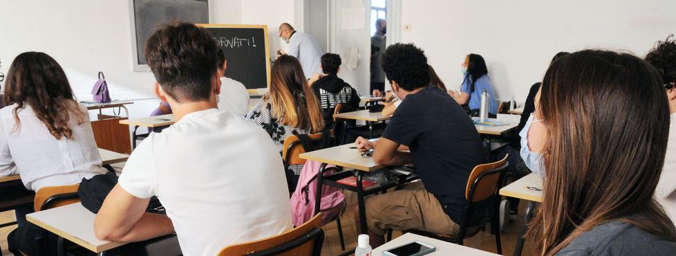 Scuola, cattedre vuote a Modena: 250 docenti chiedono il trasferimento per il caro vita