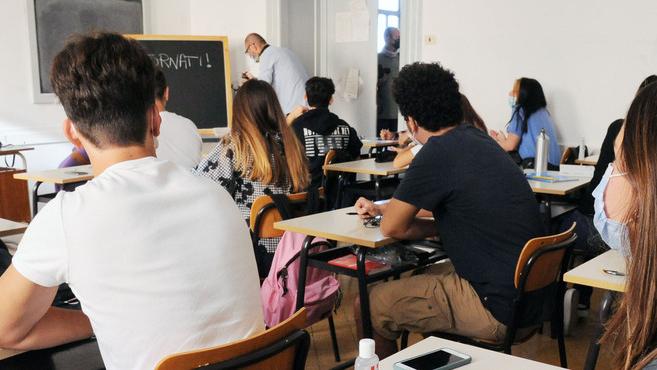 Scuola, cattedre vuote a Modena: 250 docenti chiedono il trasferimento per il caro vita