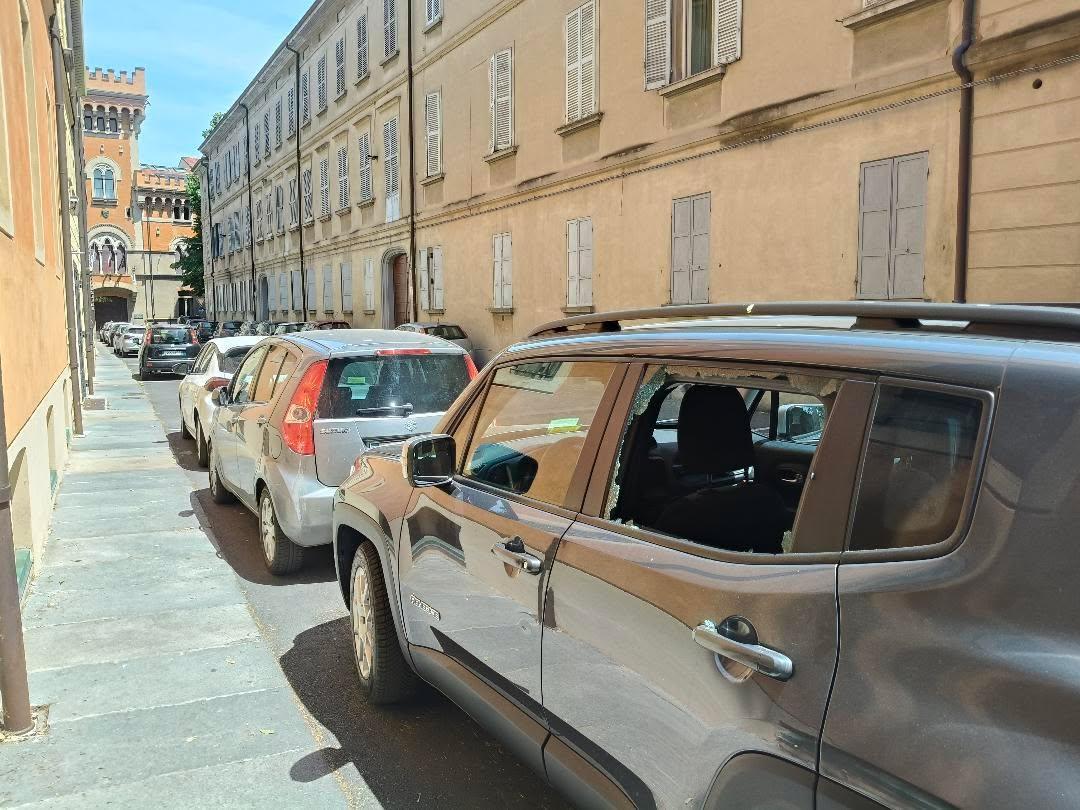 Centro storico, ancora finestrini spaccati e furti: «Abbiamo scelto di vivere qui, iniziamo a pentirci»