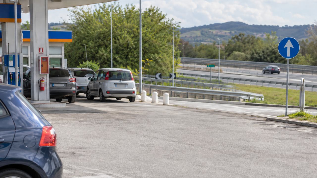 Famiglia sarda dimentica la figlia di 10 anni in autogrill sull’autostrada: ritrovata dalla polizia
