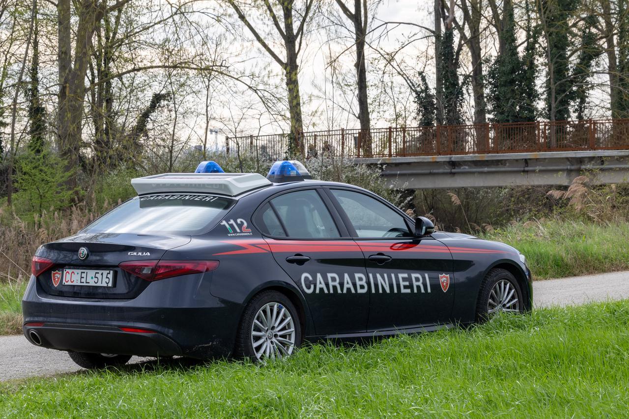 Maiero, tenta di abbracciarla e vuole la collanina: si salva con le urla