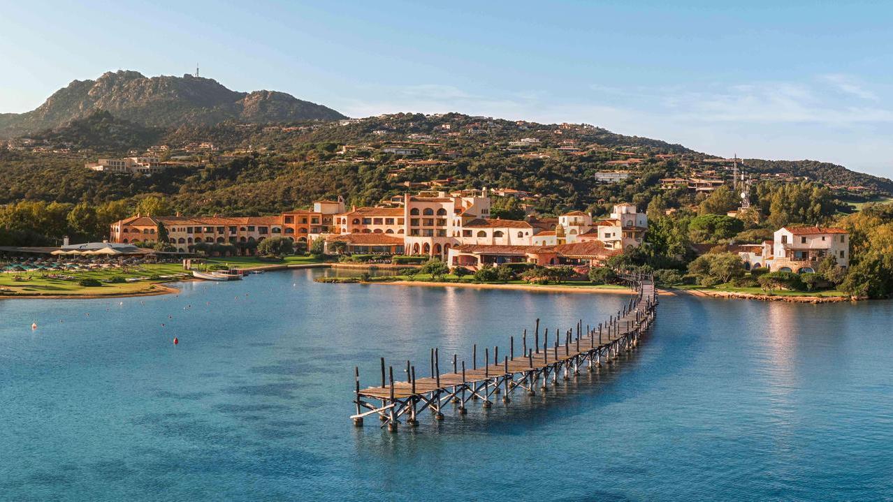 Vacanze care in Sardegna, gli albergatori contro il report: «Baja Sardinia non si paragona a Rimini»