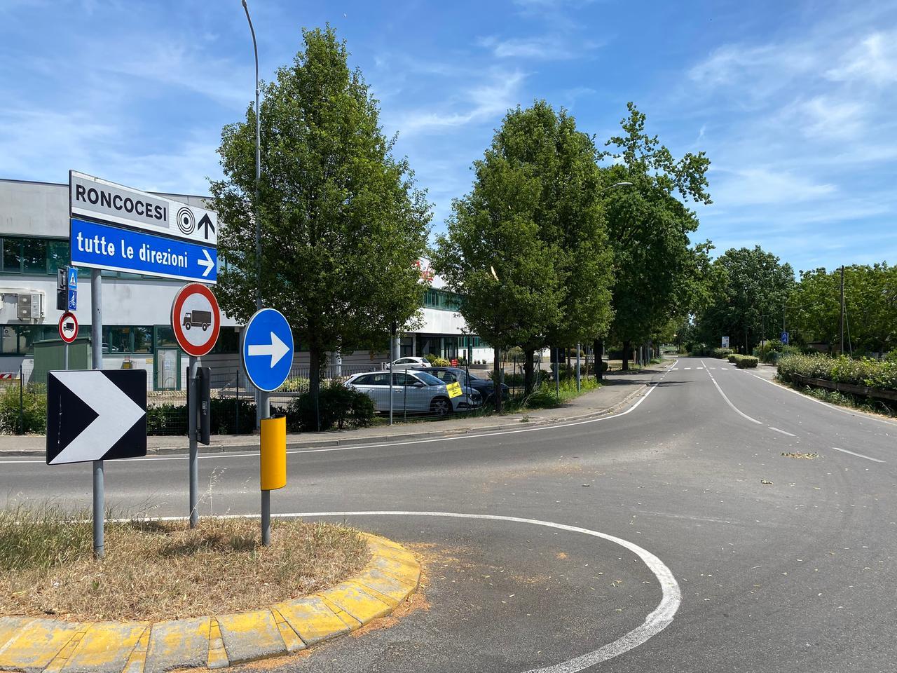 Gare e derapate in via Rinaldi filmate coi telefonini. L’allarme: «Qui i ragazzi rischiano la vita»