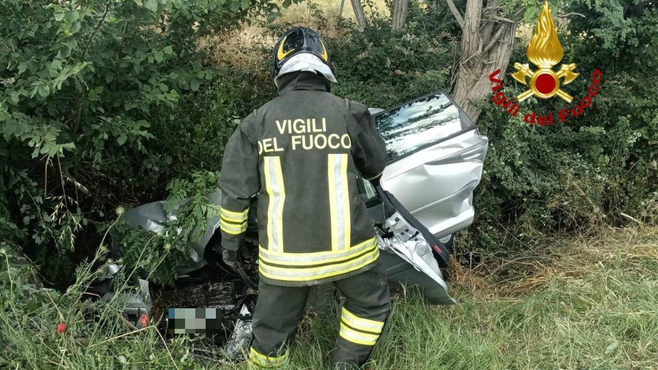 Tragedia sulla Provinciale della Trappola: morto un uomo, soccorsa una bambina di 6 anni