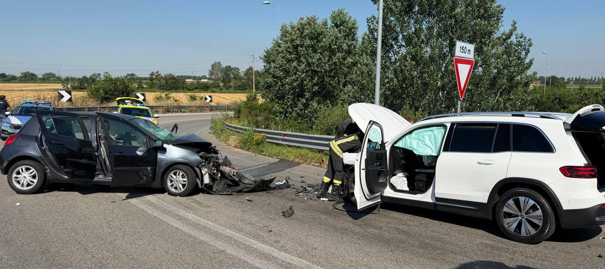Frontale tra due auto a Ferrara: morta una donna