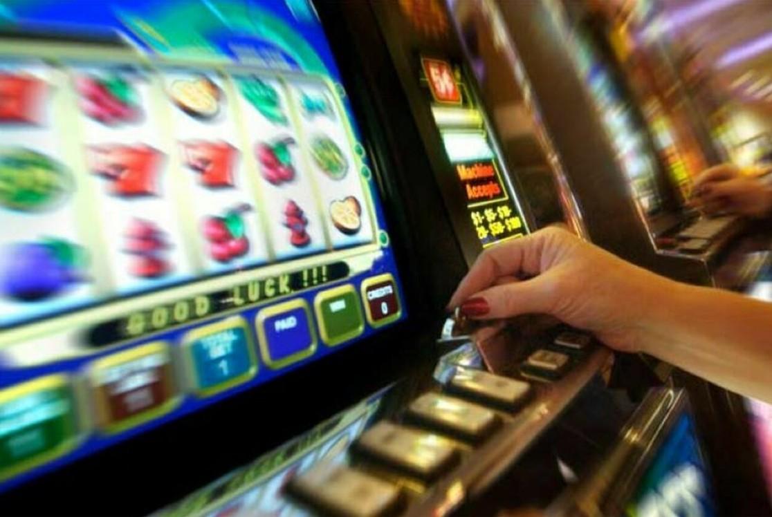 Prima badante, poi compagna del facoltoso 80enne “brucia” un patrimonio alle slot
