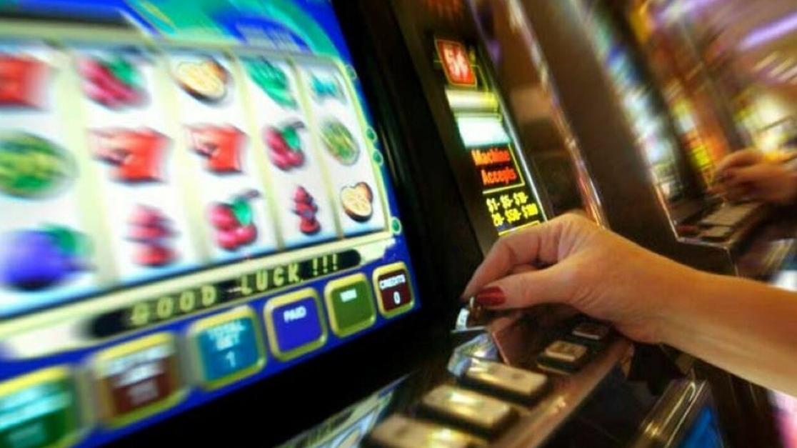 Prima badante, poi compagna del facoltoso 80enne “brucia” un patrimonio alle slot