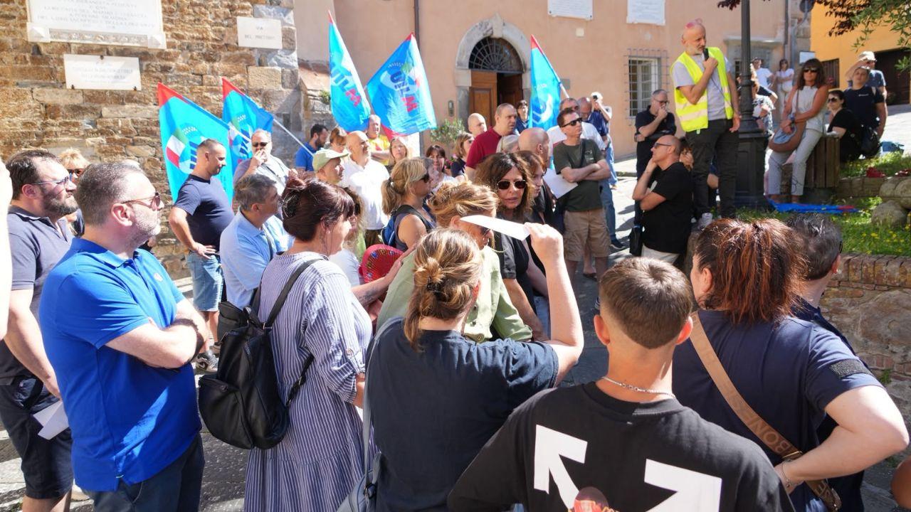 La protesta sotto al Comune 