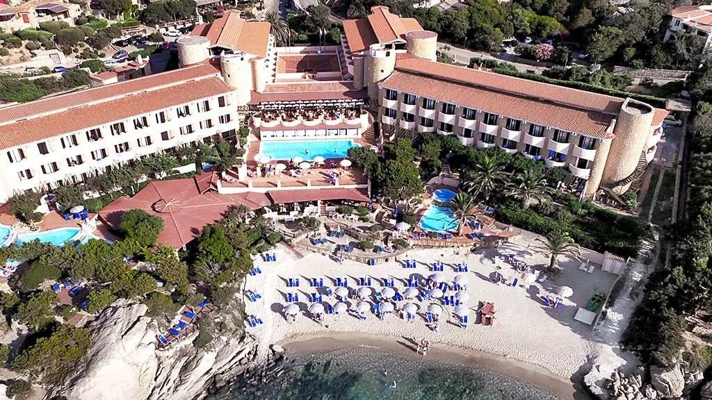 Vacanze care in Sardegna, gli albergatori contro il report: «Baja Sardinia non si paragona a Rimini»