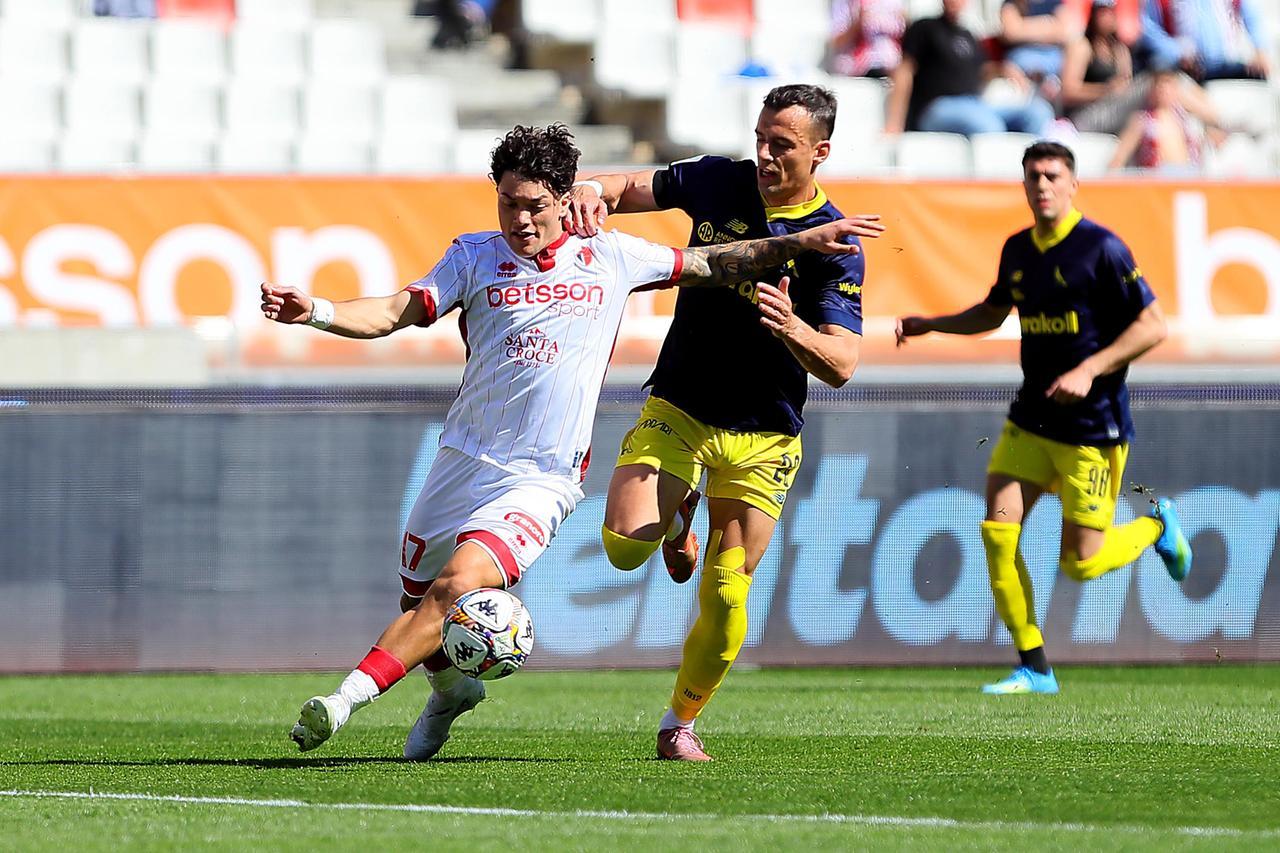 
	L'attaccante Emanuele Rao in azione contro il Modena con la maglia del Bari&nbsp;

