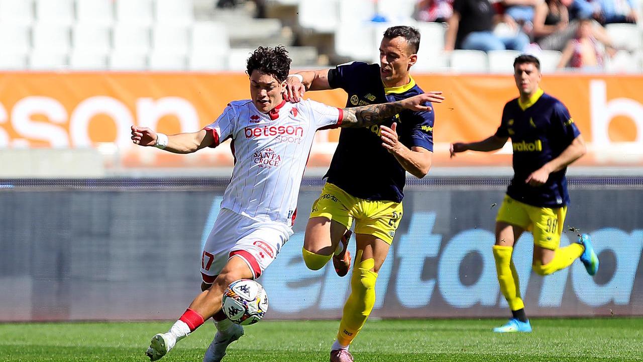 L'attaccante Emanuele Rao in azione contro il Modena con la maglia del Bari 