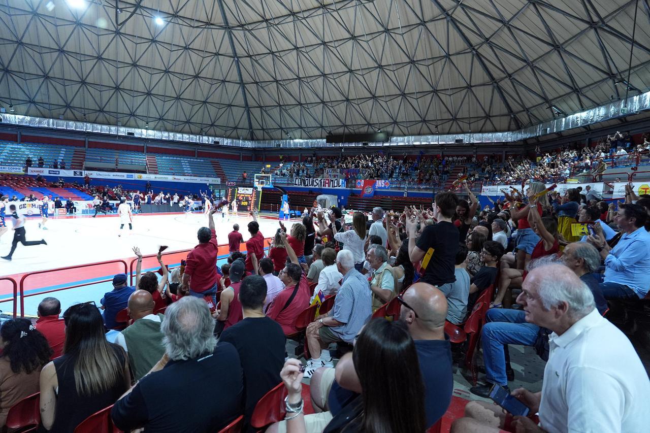 
	Il pubblico al Palaterme per gara-3 (foto Nucci)

