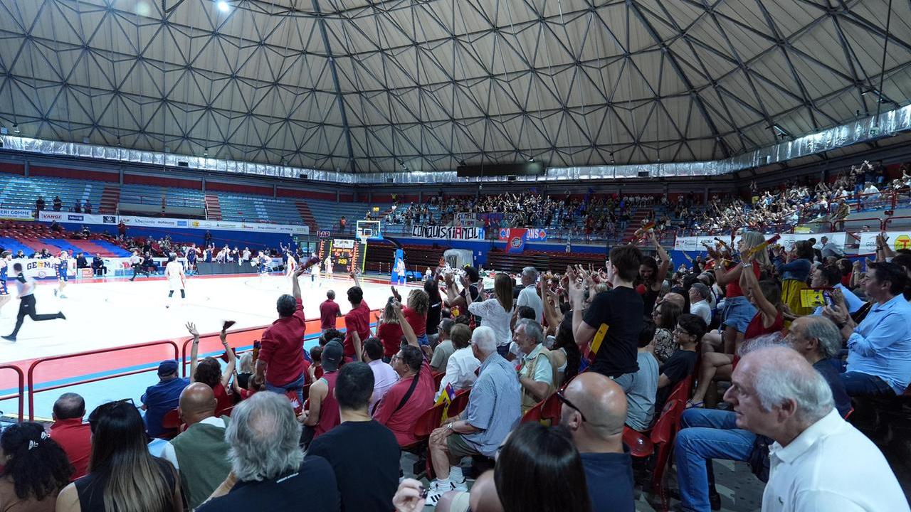Il pubblico al Palaterme per gara-3 (foto Nucci)