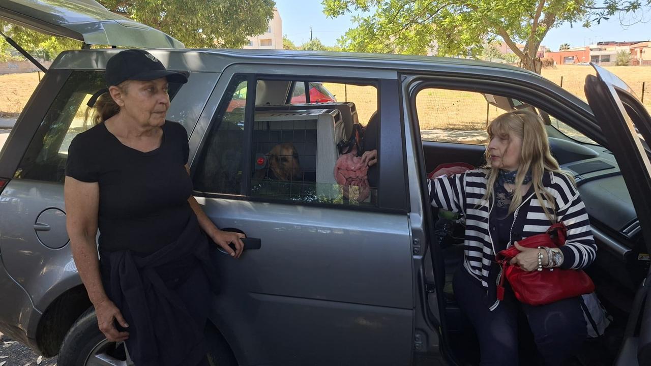 Sassari, sono finite a vivere in auto a 60 anni: «Aiutateci» – L’appello delle sorelle Boi