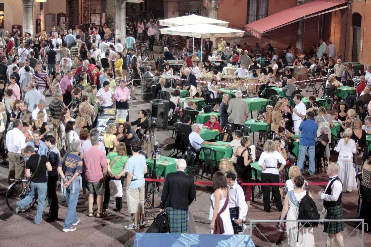 
	Burraco in piazza municipale

