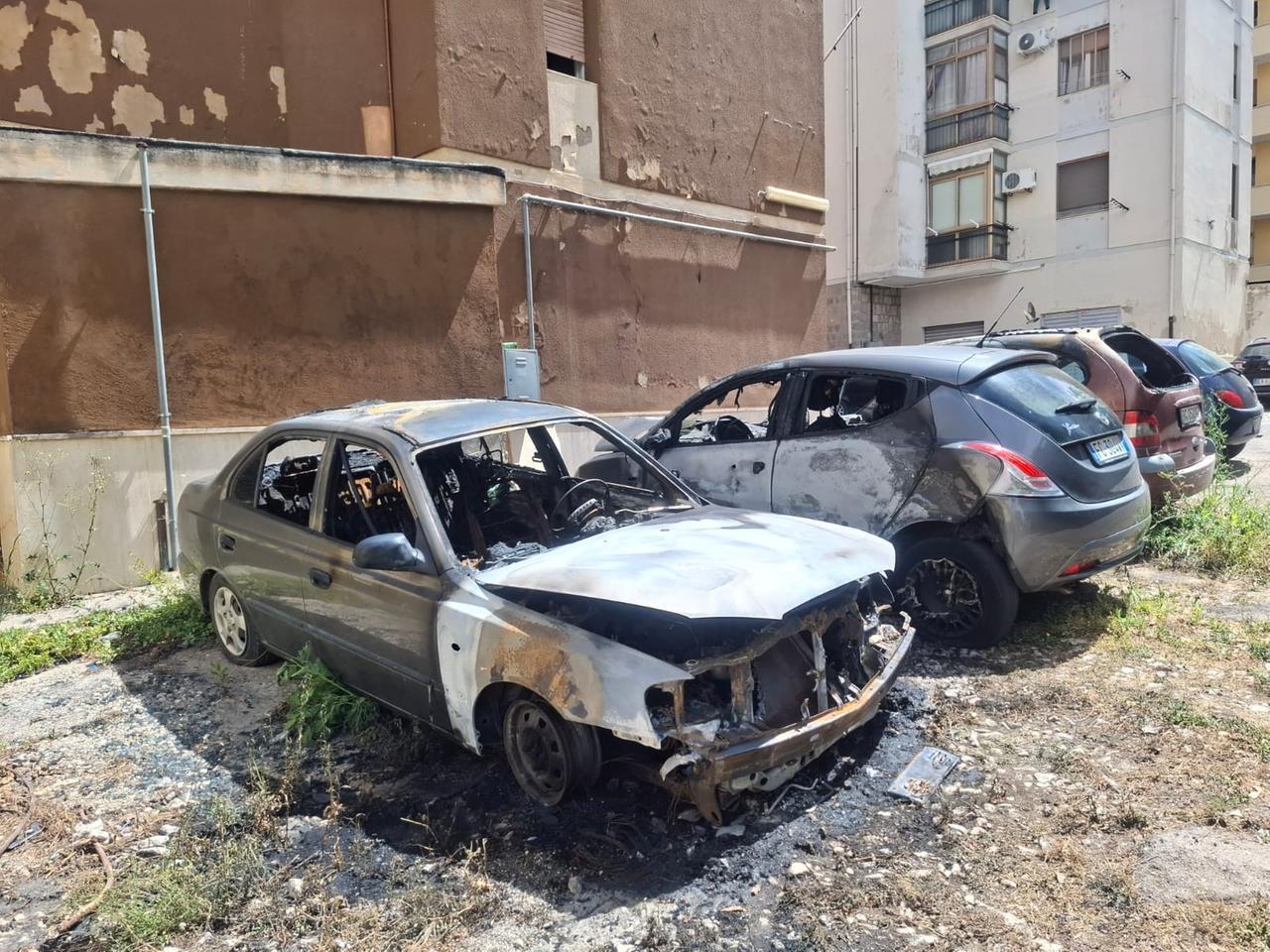 Sassari, paura per un incendio: tre auto distrutte dalle fiamme