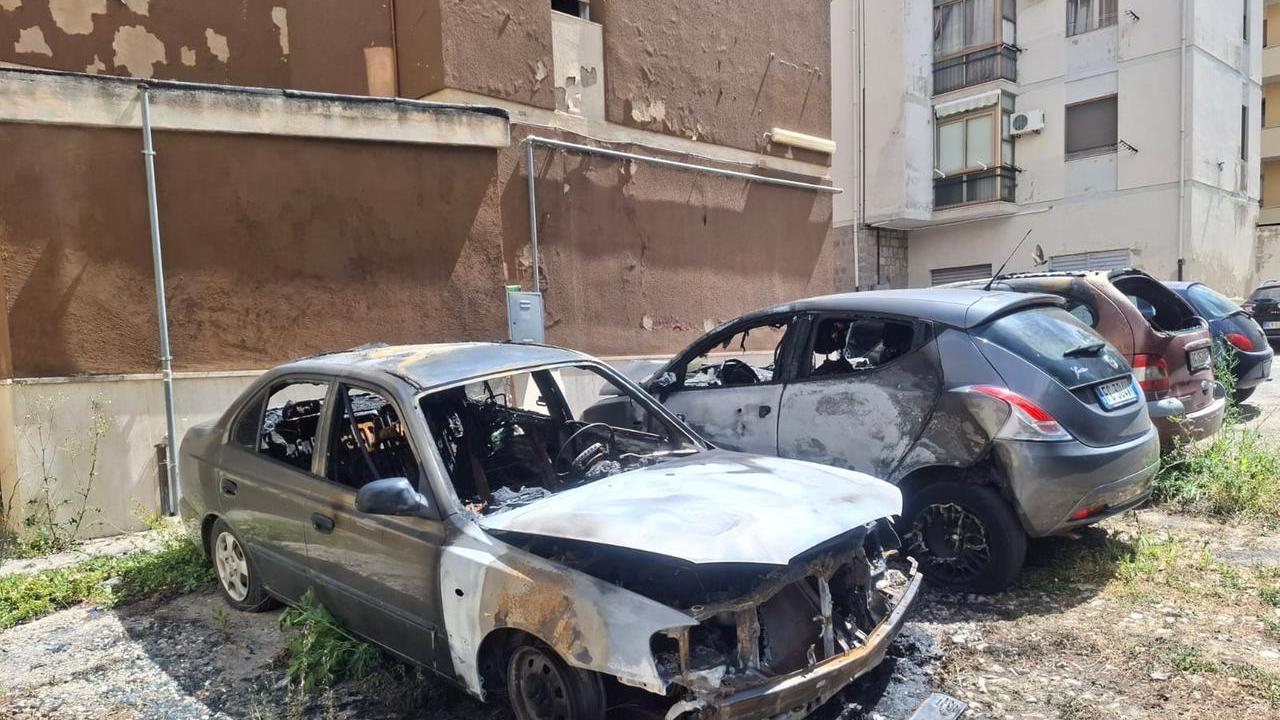 Le auto distrutte dal fuoco (<em><strong>foto Ivan Nuvoli</strong></em>)