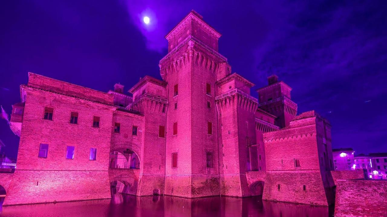 Castello Estense illuminato di rosa