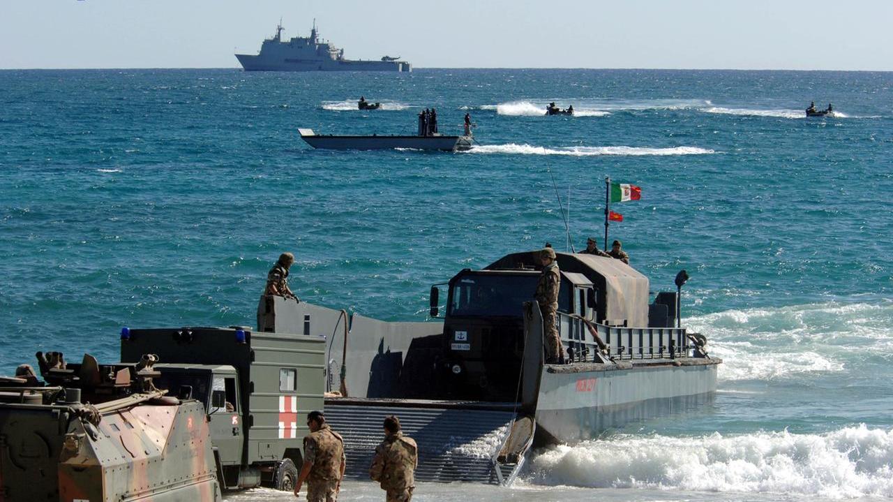 La forza anfibia e da sbarco italo-spagnola durante una esercitazione 