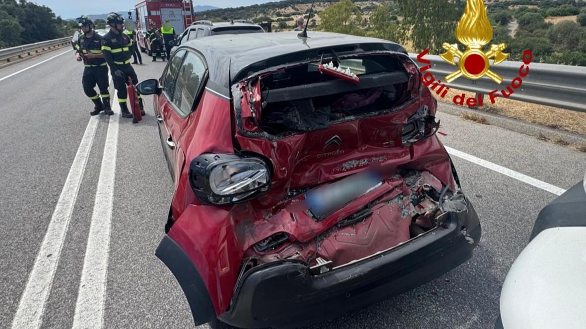 Olbia, tamponamento sulla panoramica tra due auto e un camion: un ferito
